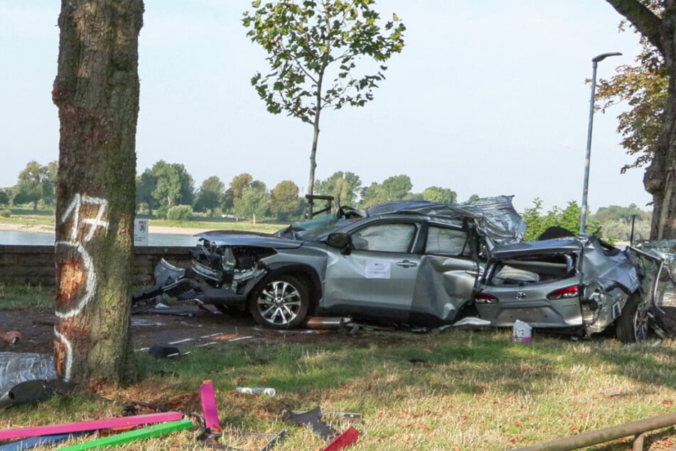 Auto kracht bei Verfolgungsjagd gegen Bäume, Beifahrerin (†42) stirbt vor Ort