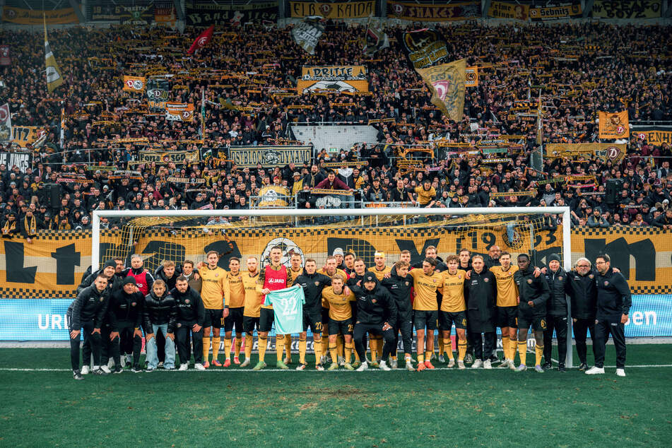 Die Mannschaft posierte nach dem Sieg vorm K-Block und dachte mit dem Trikot von Lennart Grill (26) an ihren verletzten Torhüter.