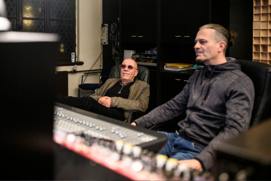 Mit seinem Chemnitzer Freund Carsten Zeise (r.) trifft er sich häufig, wenn Toni Krahl (76) in der Stadt ist.