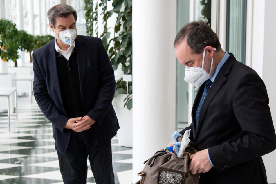 Markus Söder (l., 54, CSU), Ministerpräsident von Bayern, gratuliert Hubert Aiwanger (Freie Wähler), Wirtschaftsminister von Bayern, zum 50. Geburtstag und überreicht ihm einen Wanderrucksack mit bayerischen Spezialitäten und das Buch "Meditation für dein Leben".