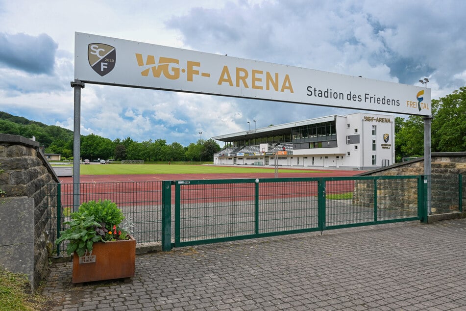 Technisch wird ebenfalls geklotzt statt gekleckert. Herzstück ist eine riesige LED-Leinwand, die auf dem Stadionrasen stehen wird.