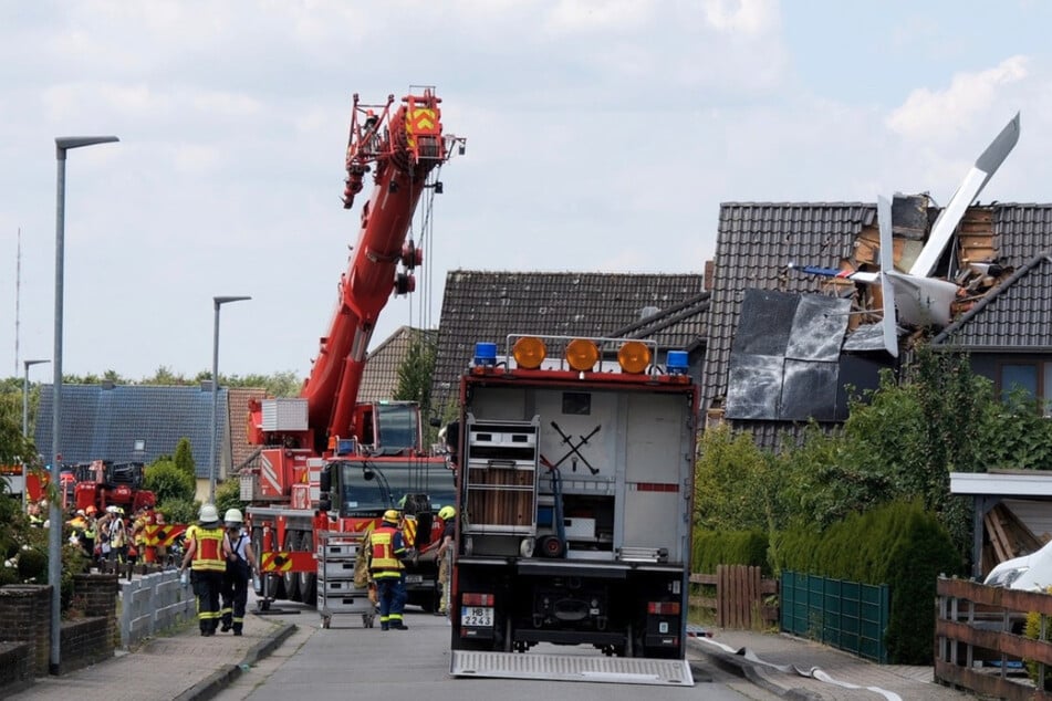 Die Rettungskräfte können noch nicht zum Wrack vordringen.