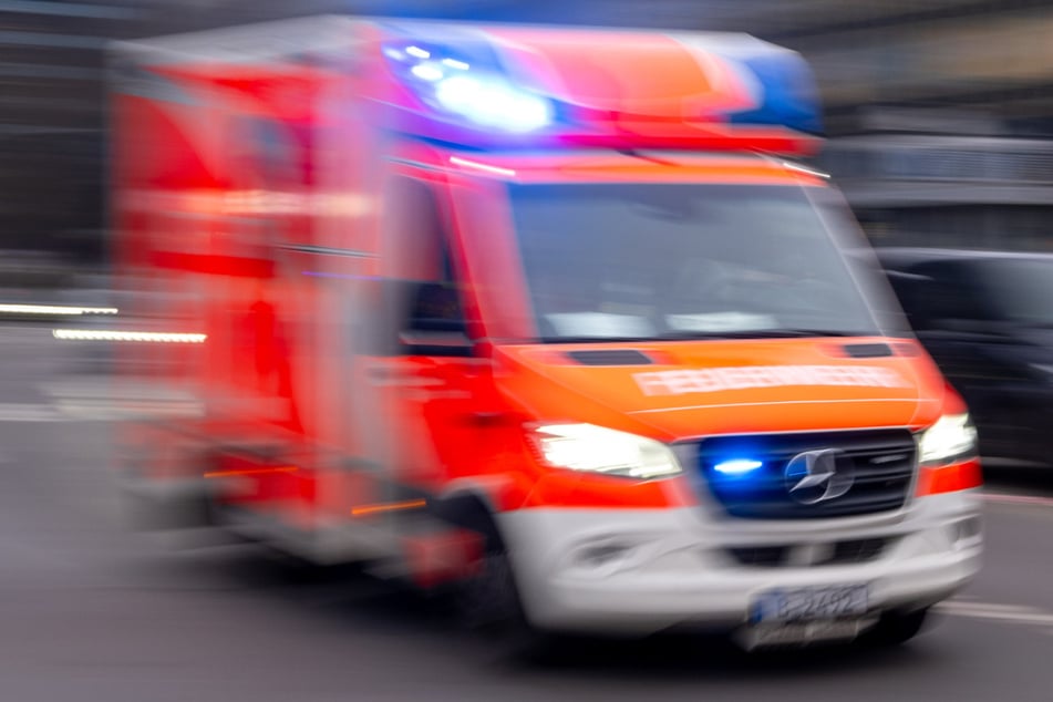 Rettungskräften brachten den Mann (18) in eine Klinik. (Symbolbild)