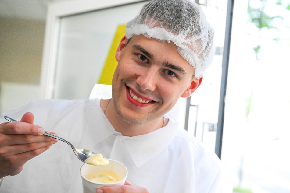 Eine Eis-Geschmacksprobe gehört für TAG24-Reporter Benjamin Schön (22) freilich dazu.