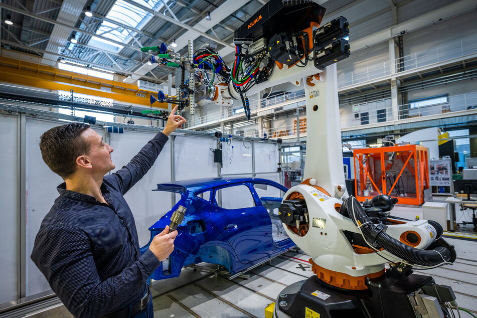Projektleiter Uwe Frieß (41) mit dem Versuchsaufbau: Ein Roboter analysiert Teile einer Autokarosserie oder einer Antriebswelle. Dann ermittelt eine Bewertungssoftware, ob Teile wiederverwertet werden können und sucht online nach entsprechenden Anfragen.
