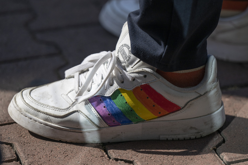 Während einer Verhandlung setzte Abdelkarim Bendjeriou-Sedjerari (35) mit Regenbogen-Sneakern ein klares Zeichen.