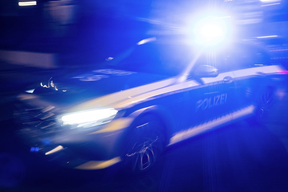 Fahranfänger kracht betrunken gegen Baum: 18-jähriger Beifahrer schwer verletzt