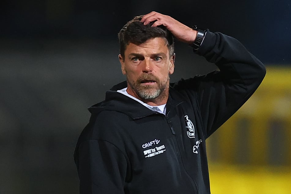 Lok Leipzigs Trainer Torsten Ziegner (48) sah die Rote Karte, weil er seine Coaching-Zone während des Spiels verlassen hatte.