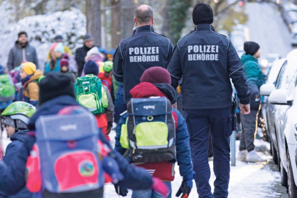 Jeden Morgen sind Mitarbeiter des Ordnungsamtes "auf Streife", um die Schulwegsicherheit zu verbessern.