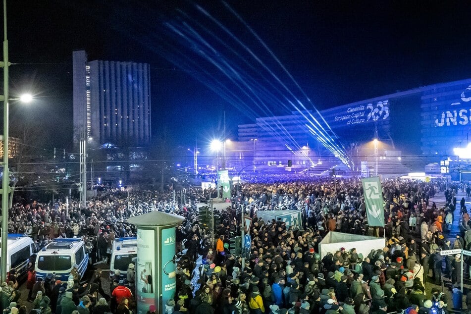 Ein Bild, das ins Geschichtsbuch der Stadt eingeht: 80.000 Menschen besuchten die Kulturhauptstadt-Eröffnung in der Chemnitzer City.