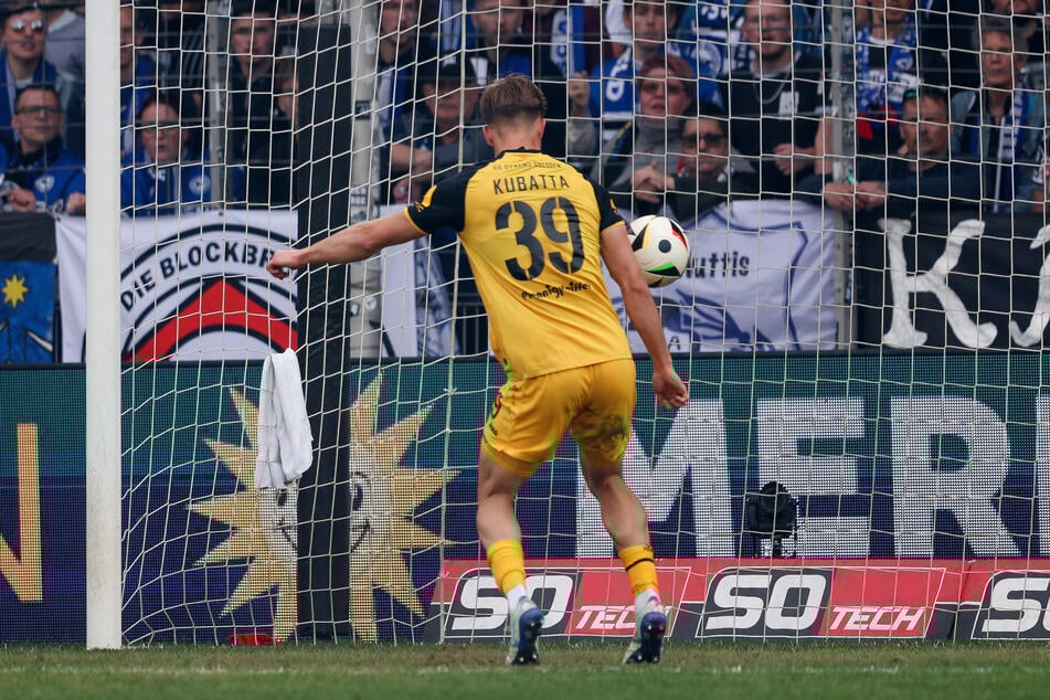 Ein Arbeitstag zum Vergessen. Dynamos David Kubatta (21) sorgte mit seinem bitteren Eigentor für das 1:1-Remis.