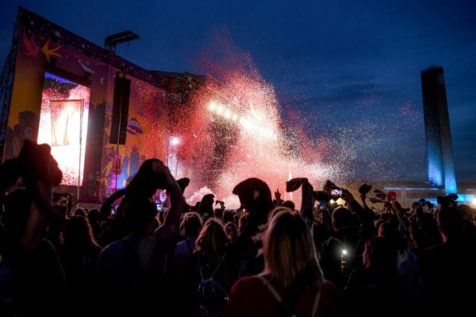 Das Publikum jubelt beim Auftritt der Band Kraftklub beim Lollapalooza Festival Berlin auf dem Gelände des Olympiastadions.