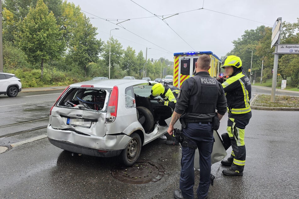 Der Ford wurde bei dem Auffahrunfall stark beschädigt.