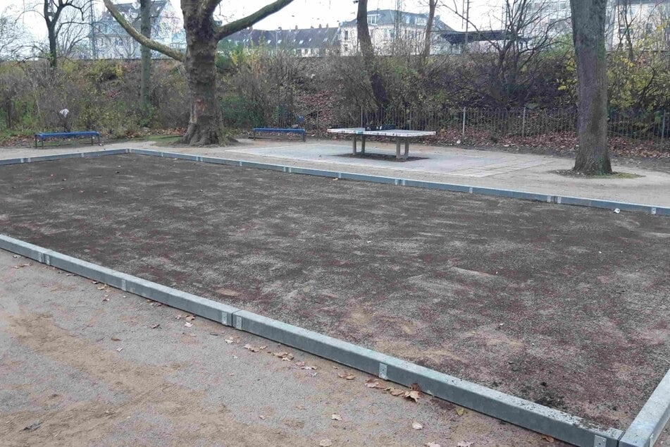 Einer der vier neuen Bouleplätze, die ab sofort verteilt in Nähe der Kölner Innenstadt zu finden sind.