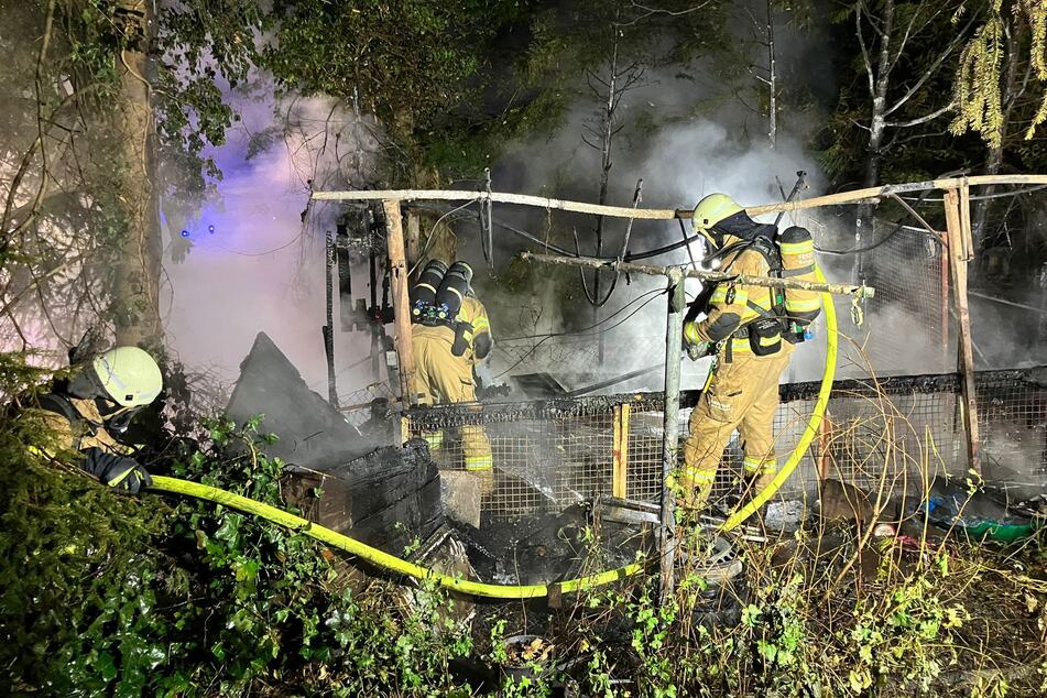 Die insgesamt 16 Feuerwehrkräfte aus Bergisch Gladbach brachten die Flammen rasch unter Kontrolle.