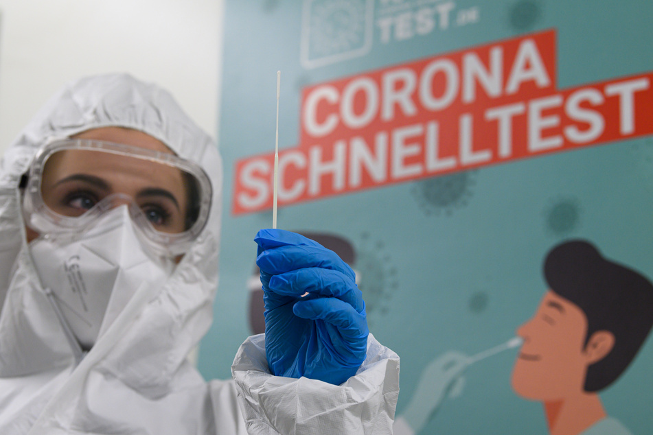 Eine Mitarbeiterin der Firma CoviMedical UG bereitet am Morgen im Corona-Testcenter hinter dem Hygienemuseum in Dresden einen Schnelltest auf das Coronavirus vor.
