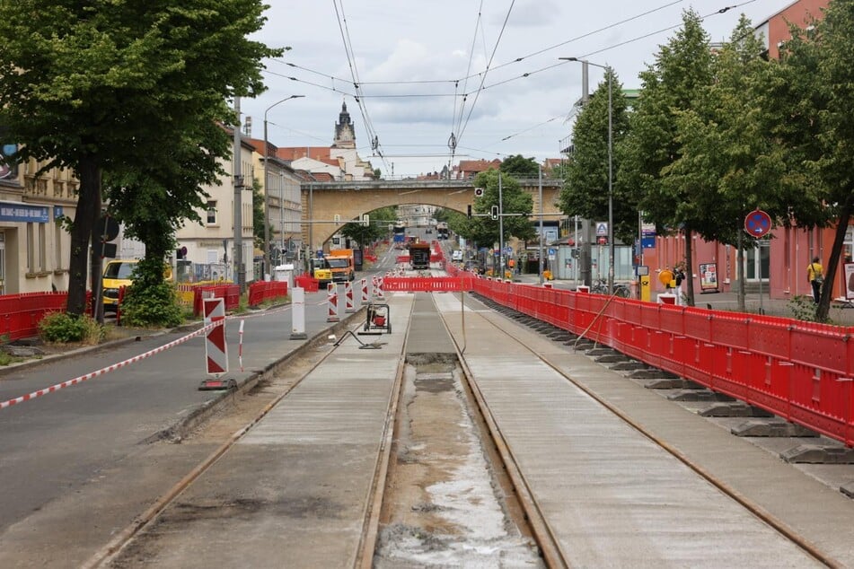 Gleichzeitig bauen die Leipziger Verkehrsbetriebe in der Georg-Schumann-Straße. Der Schienenersatzverkehr wird bis Schkeuditz verlängert.