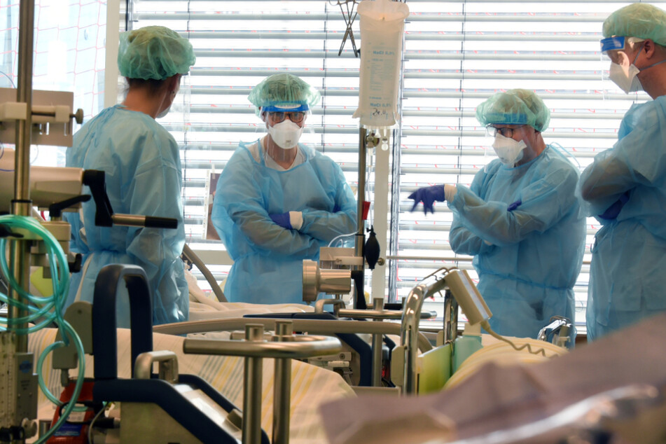 Chef der UKL-Intensivmedizin Sebastian Stehr (2.v.l) mit Oberarzt Sven Laudi, Stationsarzt Alexander Leitner und Bereichsleiterin Sylvia Köppen am Bett eines schwerkranken Patienten.