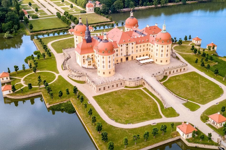 Eine wunderschöne Drohnenaufnahme vom Schloss Moritzburg.
