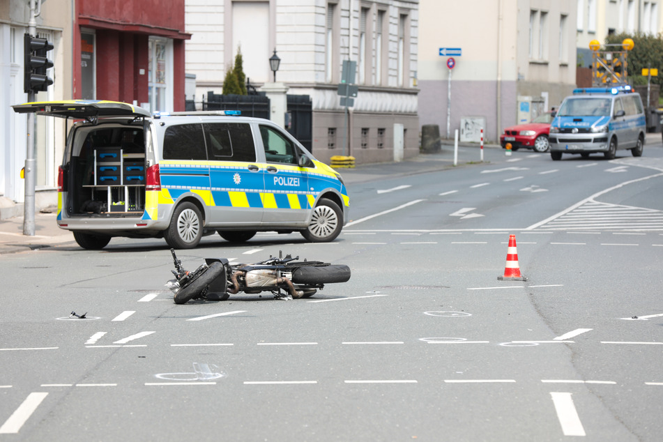 Die Polizei sicherte nach dem Unfall an der Kreuzung im Wuppertaler Stadtteil Elberfeld die Spuren.