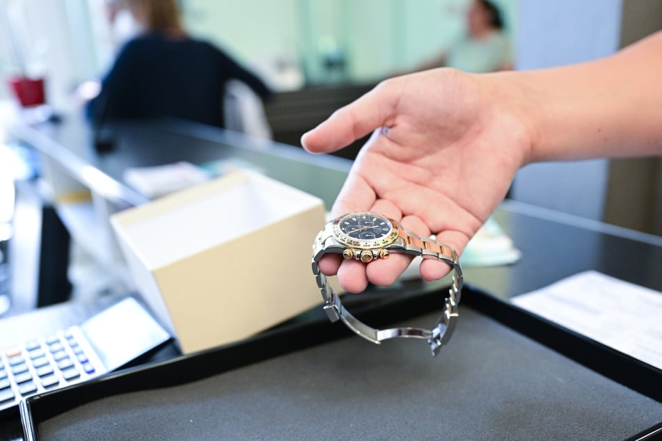 Die Angestellten des Pfandleihhauses bemerkten den Einbruch erst verspätet. (Symbolbild)