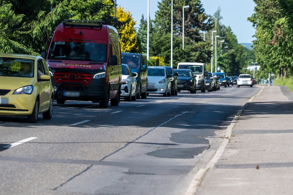 Auf der Stollberger Straße zwischen Neukirchner Straße und der Zufahrt in den Meisenweg werden Straßenschäden beseitigt.