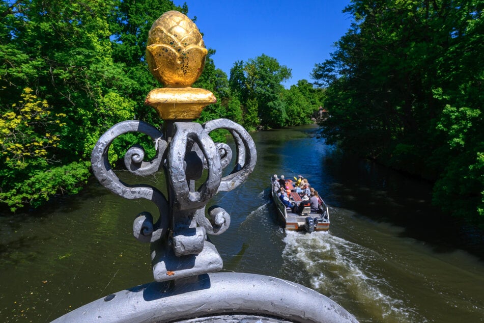 Das Wochenendwetter lädt zu Ausflügen ein - wie zum Beispiel zu einer Bootstour in Leipzig.