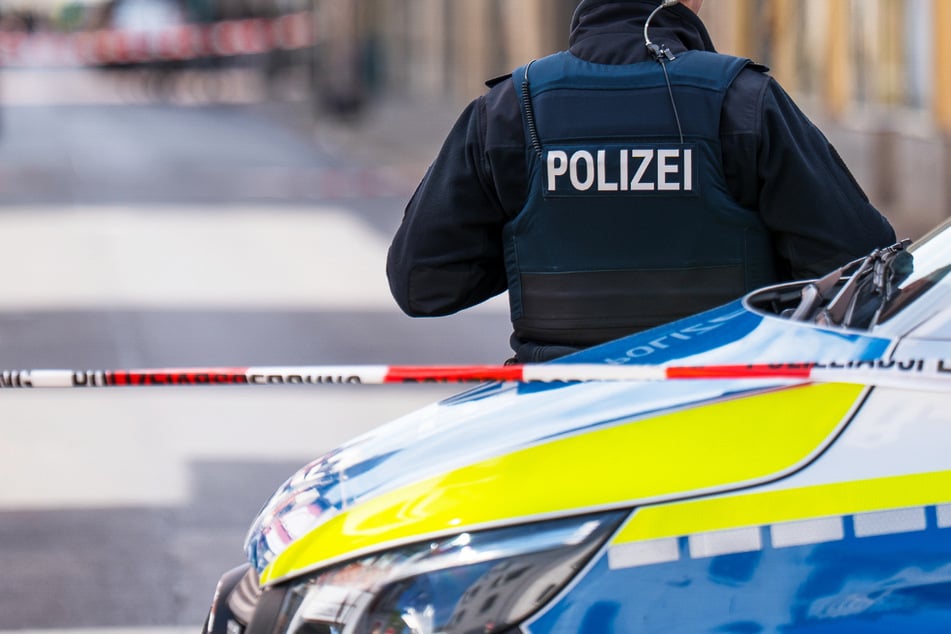 Ein Teil der Emmerich-Josef-Straße in Frankfurt-Höchst wurde nach dem Fund des toten 19-Jährigen am Sonntag abgesperrt.