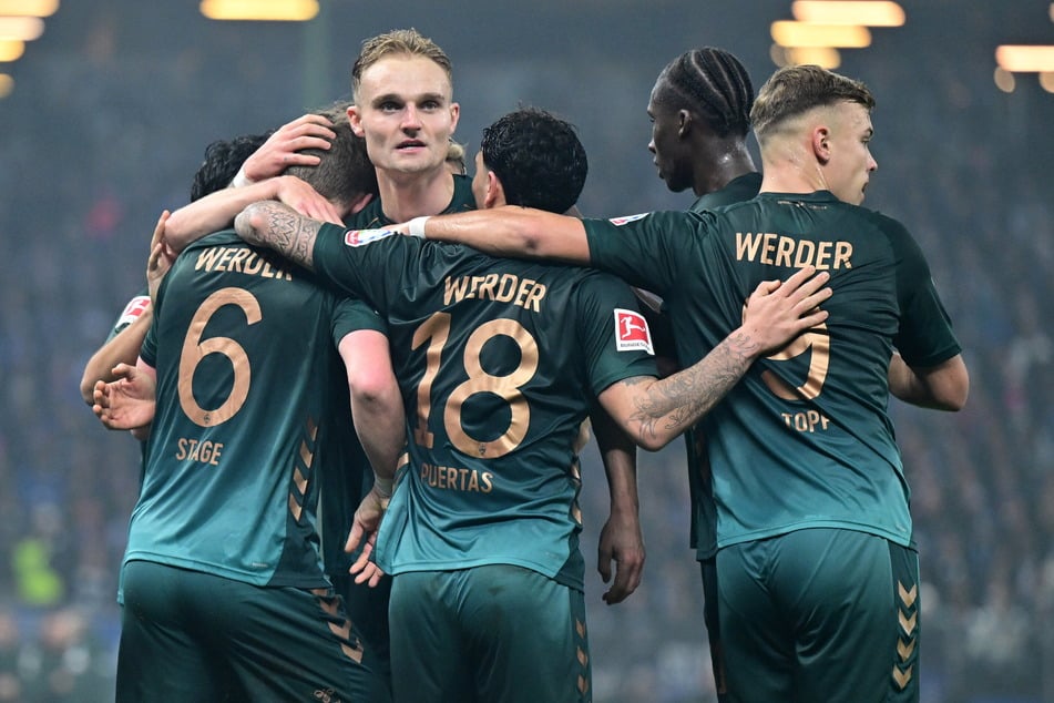 Kurz vor der Pause schlugen die Bremer in Person von Jens Stage (l.) eiskalt zu.