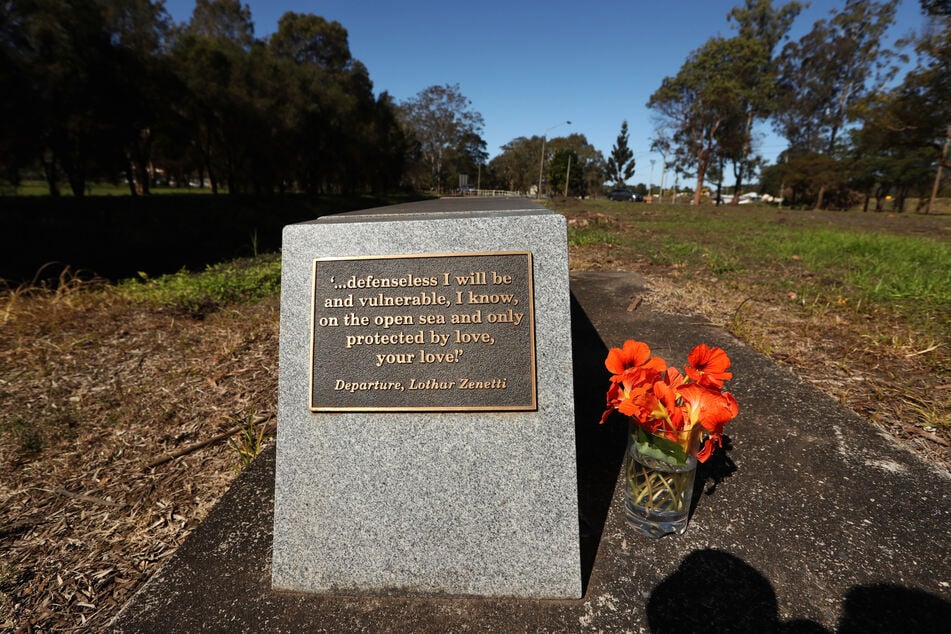 Eine Gedenktafel vor dem Lismore Centra Tourist Park soll an die tote Simone Strobel erinnern.