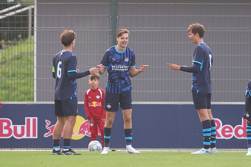 Liam van Nistelrooy (M.) schnürte einen Doppelpack.