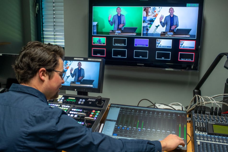 Jakob Diel, wissenschaftlicher Mitarbeiter, steuert die Aufnahme einer digitalen Vorlesungen von Michael Schleicher, stellvertretender Rektor der Hochschule Wismar, in einem Studio des E-Learning-Zentrums.