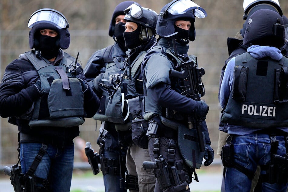 Mehrere Polizeibeamten sperrten den Umkreis der Wohnung ab und verschafften sich dann gewaltsam Zutritt. (Symbolbild)
