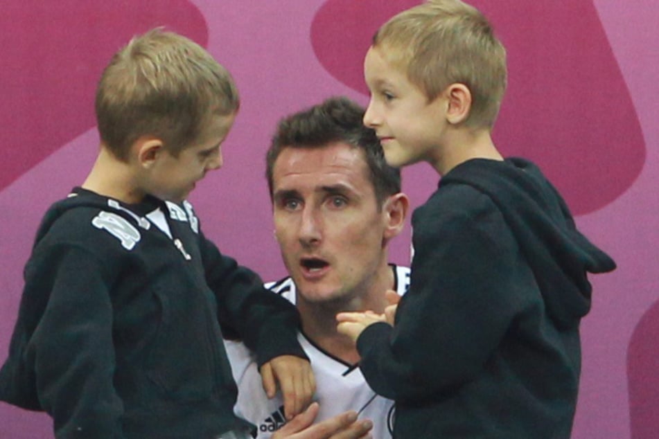 Miroslav Klose (heute 45) bei der EM 2012 mit seinen beiden Söhnen Luan und Noah. (Archivfoto)