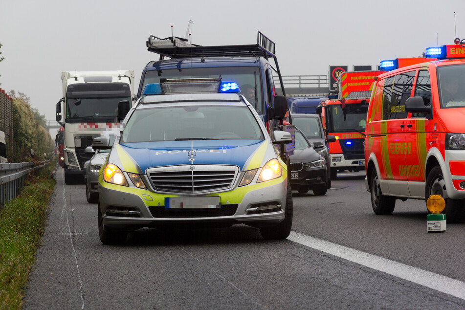 Tödlicher Unfall auf Landstraße: Opel erfasst Fußgänger, jede Hilfe kommt zu spät