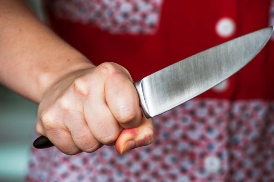 Die 62-Jährige hatte sich selbst zunächst schwer verletzt und ist dann mit dem Messer auf die Polizisten losgegangen (Symbolbild).