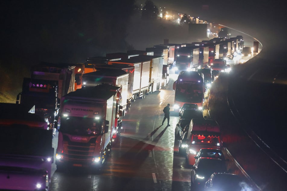 Die A4 musste nach dem Unfall am frühen Samstagmorgen Richtung Dresden voll gesperrt werden.