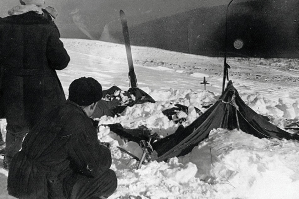 Ein Blick auf das Zelt, das der Suchtrupp am 26. Februar 1959 vorgefunden hatte. Das Zelt war von innen aufgeschnitten worden.