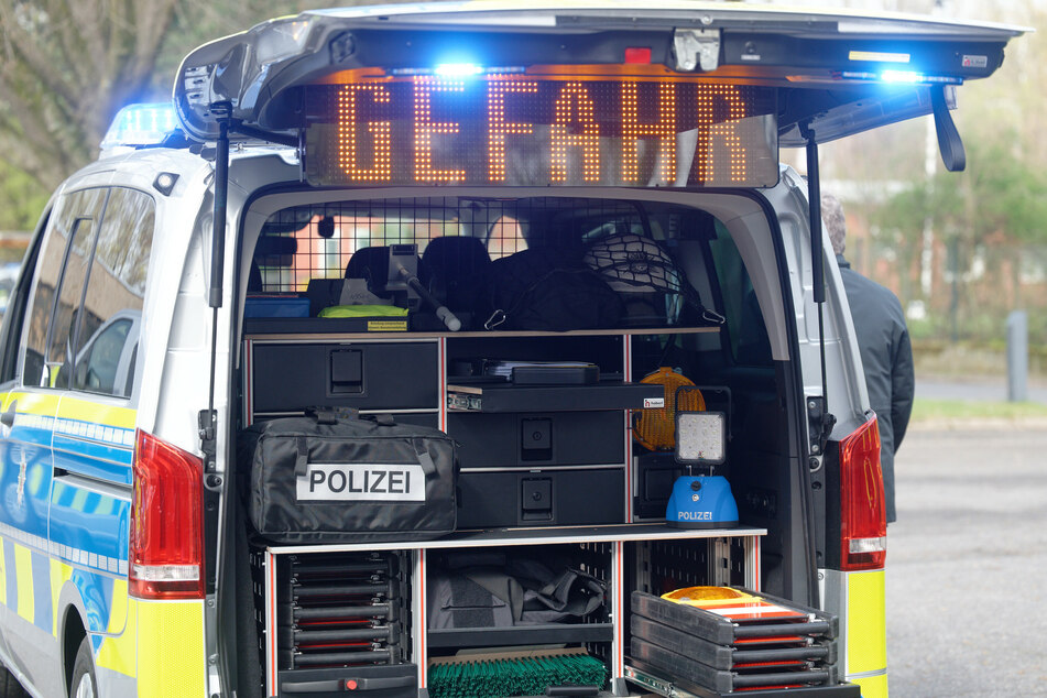 Die Ausrüstung der Polizisten ist bei der Vorstellung neuer Einsatzfahrzeuge der Autobahnpolizei auf dem Gelände der Wache der Autobahnpolizei im Kofferraum des neuen "Mercedes Benz Vito 124 Tourer" zu sehen.