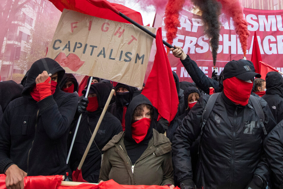 Vermummte Teilnehmer der "Revolutionären 1. Mai Demonstration" zogen durch Frankfurt.