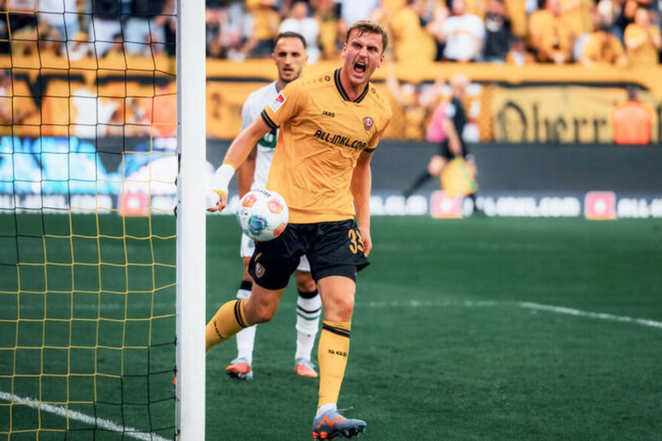 Für Dynamo-Fans gibt's Match-Worn Dynamo-Trikots aus der aktuellen Saison zu ersteigern.