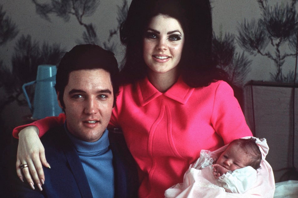 Der US-amerikanische Rock ’n’ Roll Star Elvis Presley (†42) mit seiner Frau Priscilla (79) und ihrer Tochter Lisa Marie im Jahr 1968.