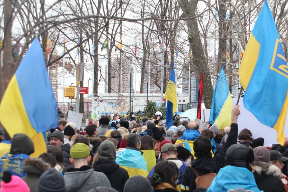 "Stop Putin Now!" Ukraine supporters march in NYC to protest Russian invasion