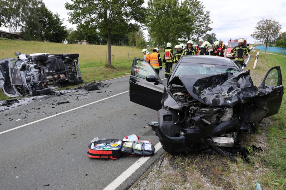 Schwerer Unfall auf Autobahnzubringer im Erzgebirge: Fünf Personen im Krankenhaus