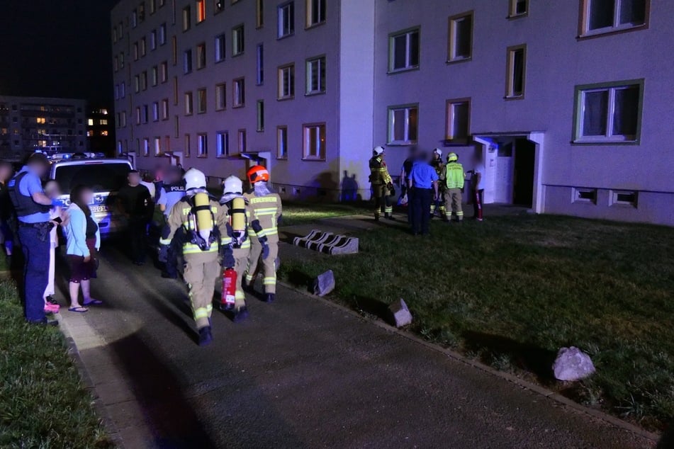 Anwohner hatten das Feuer bereits mit Decken bekämpfen können.