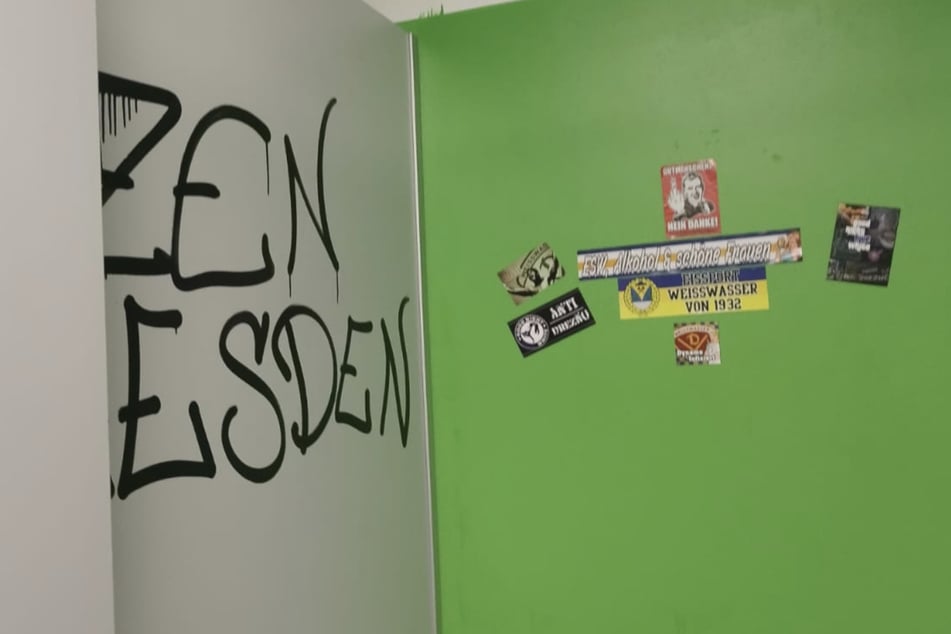 Die Entfernung der Sticker und Schriftzüge kostet eine Menge Geld.