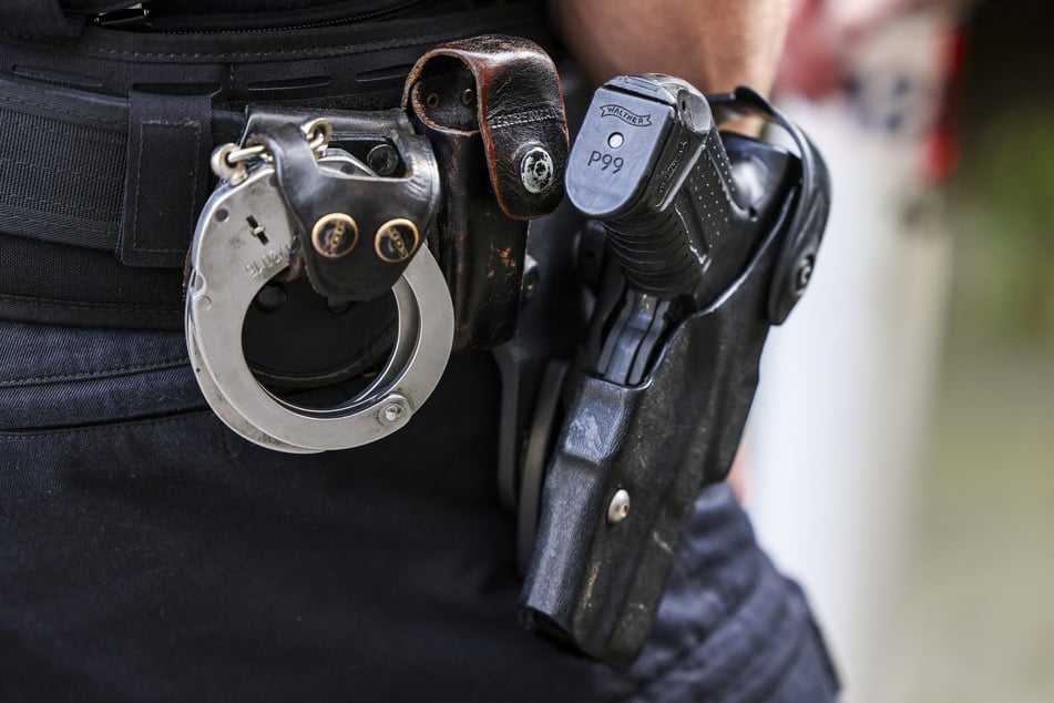 Weil er einen Schuss aus seiner Dienstwaffe abfeuerte, wird auch gegen den Polizisten ermittelt. (Symbolbild)