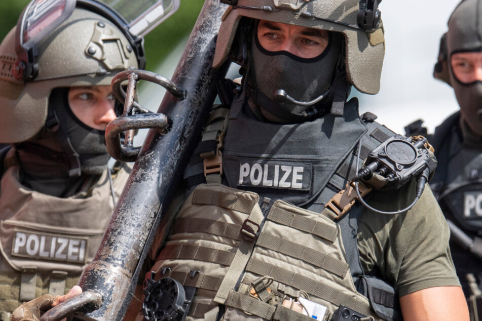 Beim Versuch der Beamten vorzudringen, sprang der Mann. (Archivbild).