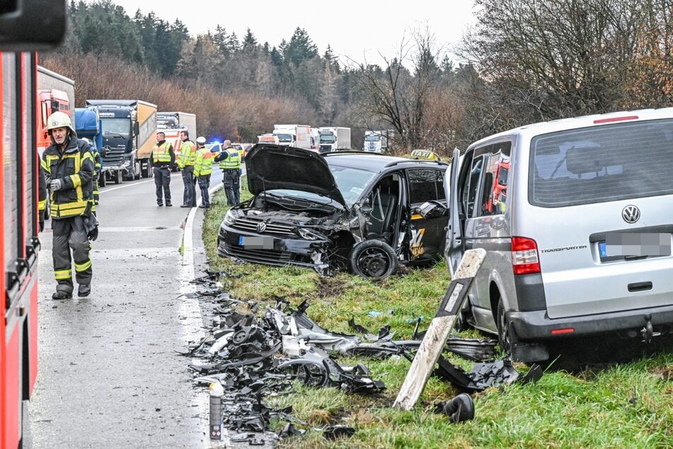 Mehrere Stunden befreiten die Einsatzkräfte die Bundesstraße von Autoteilen.