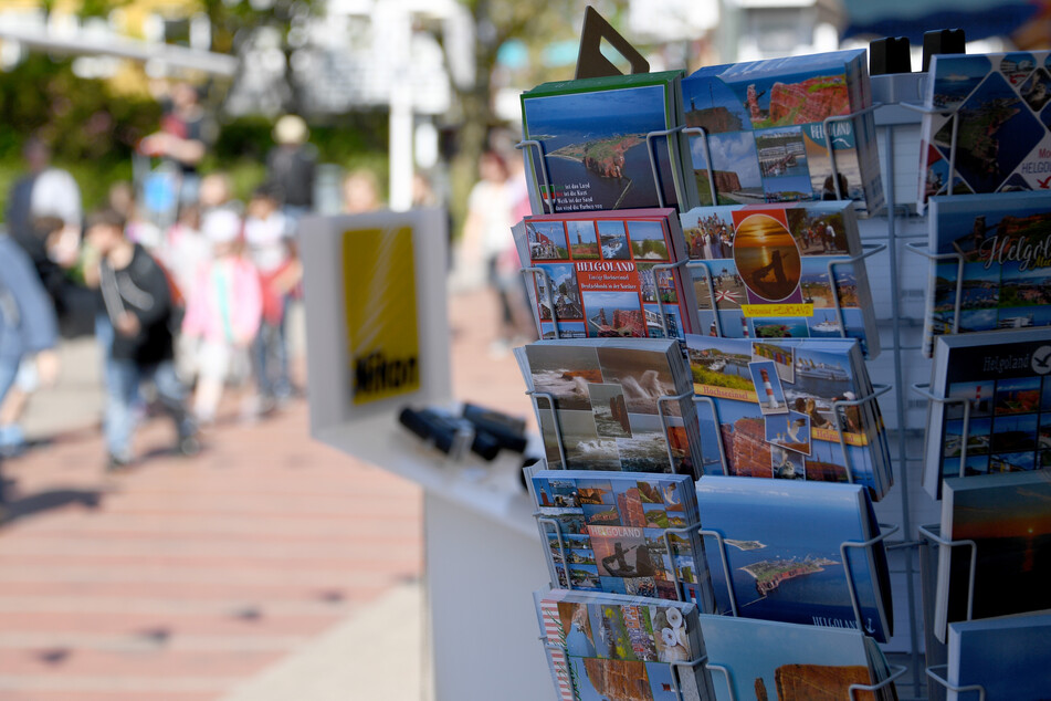Ein Stand mit Postkarten steht am Hafen der Nordseeinsel Helgoland.
